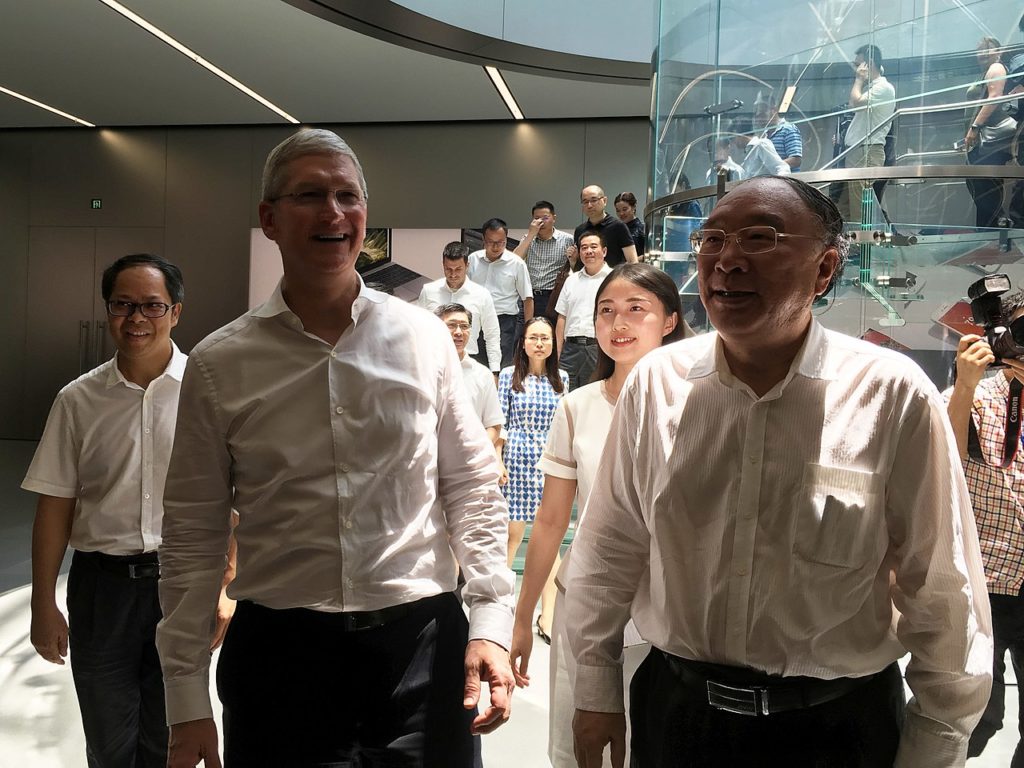 Tim Cook and former Chongqing Mayor Huang Qifan at Apple Jiefangbei date: August 17, 2016 Author: Junyi Lou https://creativecommons.org/licenses/by-sa/4.0/deed.zh https://en.wikipedia.org/wiki/zh:%E7%9F%A5%E8%AF%86%E5%85%B1%E4%BA%AB https://creativecommons.org/licenses/by-sa/4.0/deed.zh License Agreement.